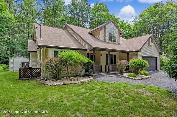 6 Blue Jay LN, Gouldsboro, PA 18424