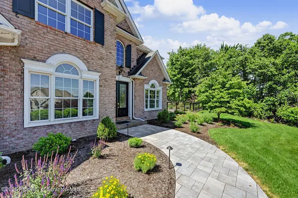 336 Glenmaura DR, Moosic, PA 18507