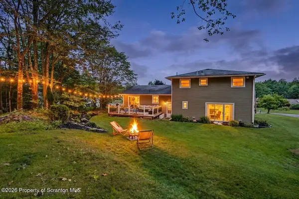 121 Sunset RD, Roaring Brook Twp, PA 18444