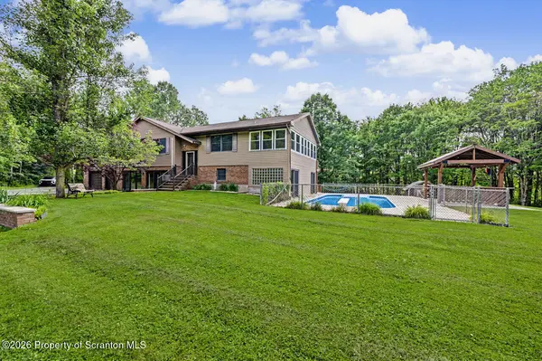 211 Buckingham ST, Elmhurst, PA 18444