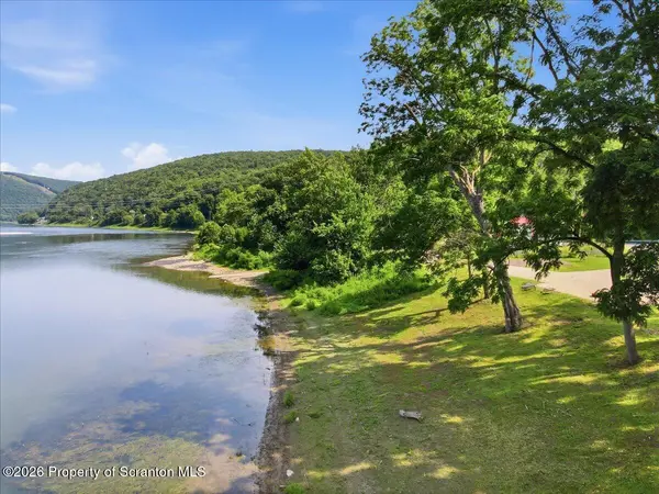 Sunset DR, Pittston, PA 18643