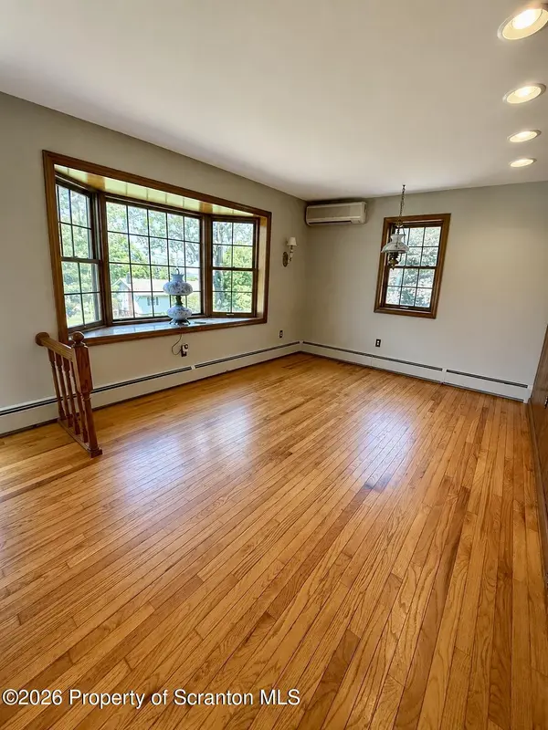 8 Skyline DR, Covington Twp, PA 18424