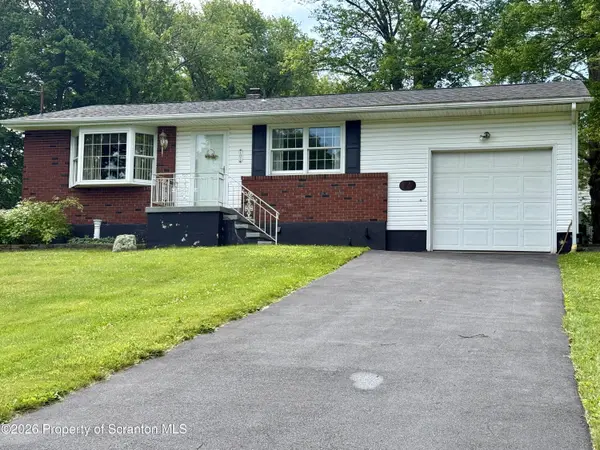 8 Skyline DR, Covington Twp, PA 18424