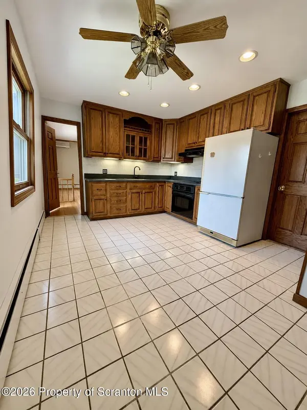 8 Skyline DR, Covington Twp, PA 18424