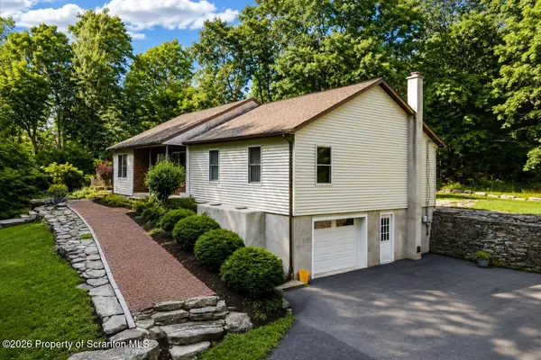 14082 Upper Maple DR, Clarks Summit, PA 18411