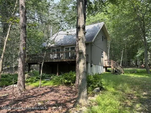 62 Locust LN, Clifton Twp, PA 18424