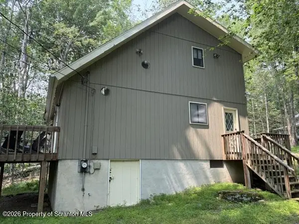 62 Locust LN, Clifton Twp, PA 18424