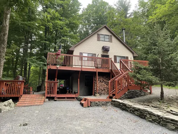 104 Hickory CIR, Greentown, PA 18426