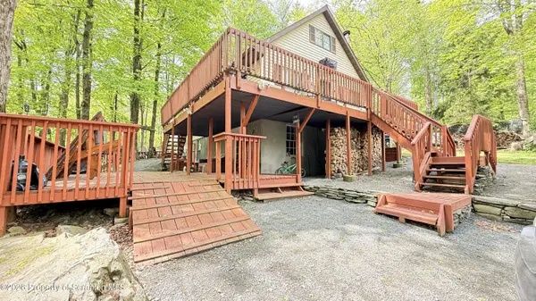 104 Hickory CIR, Greentown, PA 18426