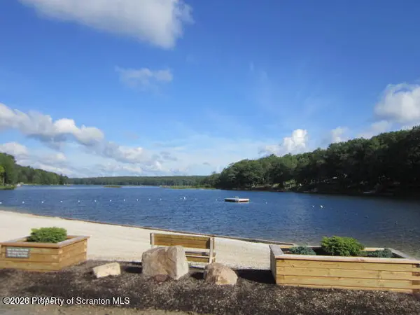 559 Hummingbird LN, Hawley, PA 18428