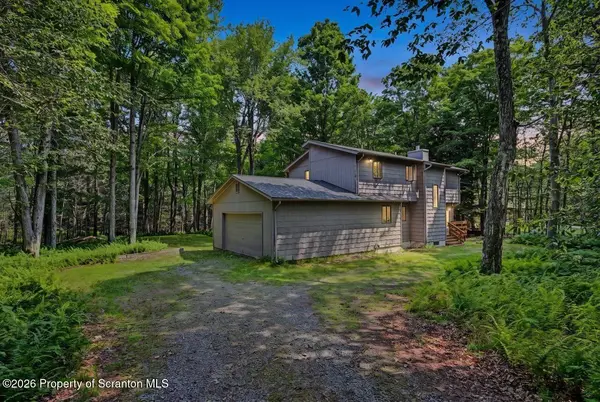 82 Delbert DR, Gouldsboro, PA 18424