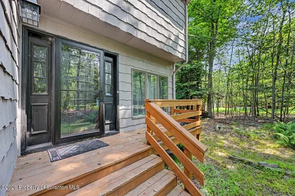 82 Delbert DR, Gouldsboro, PA 18424