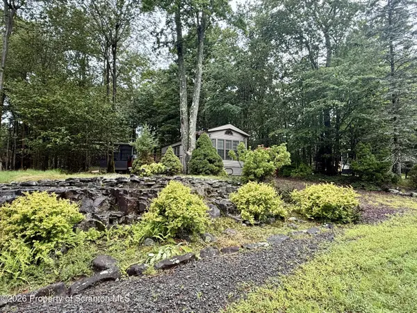 611 Hummingbird DR, Covington Twp, PA 18424