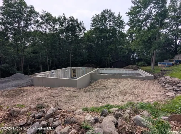 300 Carol RD, Blakely, PA 18452