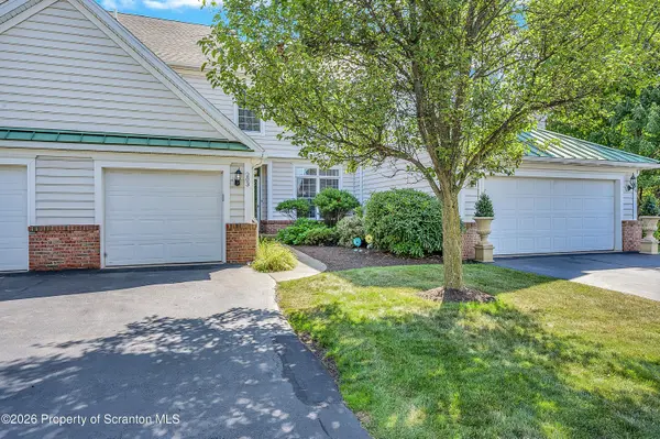 203 Thackeray Close, Moosic, PA 18507