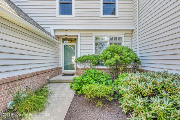 203 Thackeray Close, Moosic, PA 18507