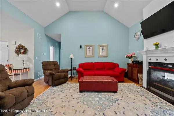 146 W Acorn Hill DR, Olyphant, PA 18447