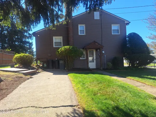 13 Park LN, Mountaintop, PA 18707
