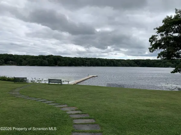 18 Little Lake RD, Jefferson Twp, PA 18436