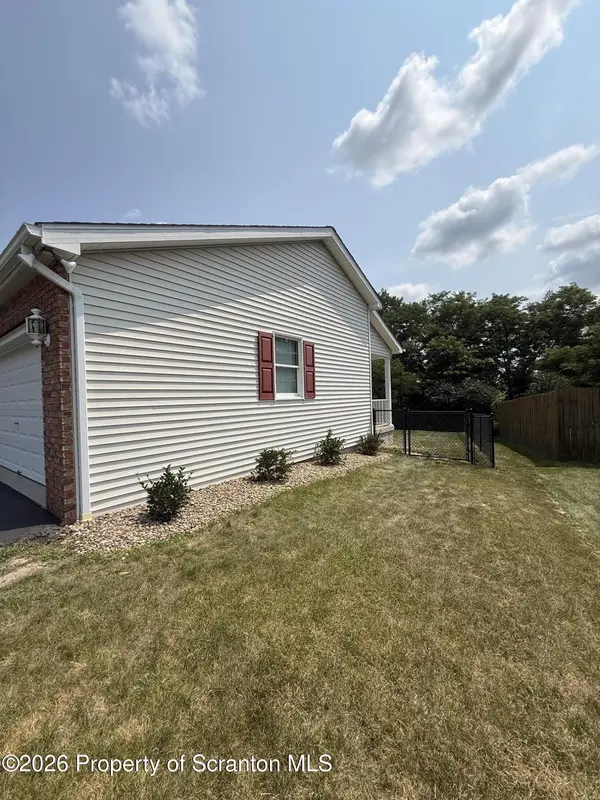 7 Overbrook CIR, Scranton, PA 18504