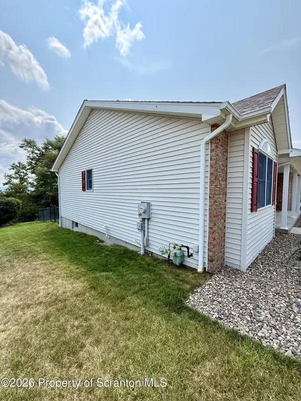 7 Overbrook CIR, Scranton, PA 18504