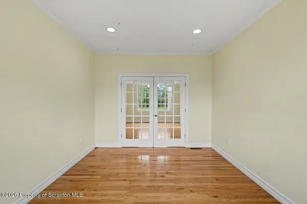1002 Circle Green DR, South Abington Twp, PA 18411