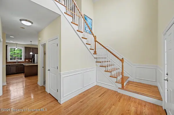 1002 Circle Green DR, South Abington Twp, PA 18411