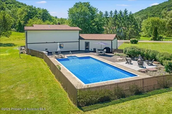 3 Eastwoods RD, Tunkhannock, PA 18657