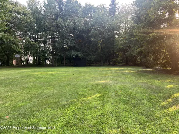 Birdie LN, Dickson City, PA 18519