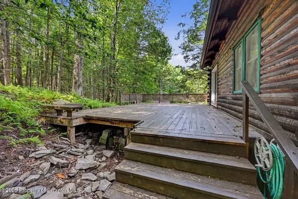 108 Uppercrest RD, Greentown, PA 18426