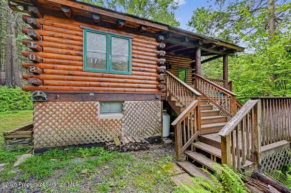 108 Uppercrest RD, Greentown, PA 18426