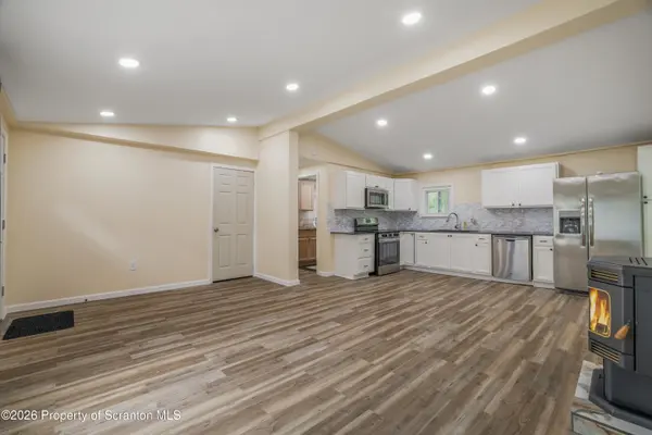 86 Windsor RD, Hawley, PA 18428