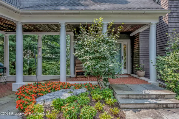 208 Thoreau DR, Moosic, PA 18507