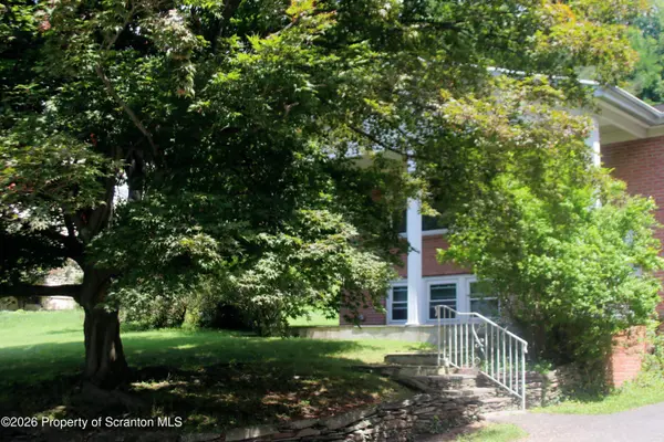 106 Sturbridge RD, Clarks Summit, PA 18411