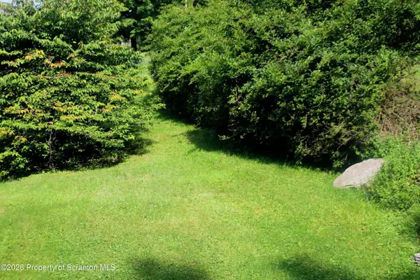 106 Sturbridge RD, Clarks Summit, PA 18411