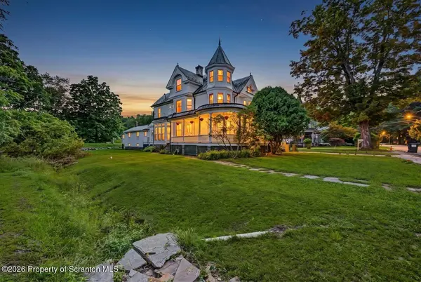 101 Falls AVE, Hawley, PA 18428