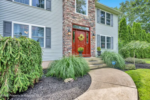 21 Autumn DR, Mountaintop, PA 18707