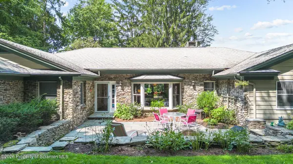 3 Orchard LN, South Abington Twp, PA 18411