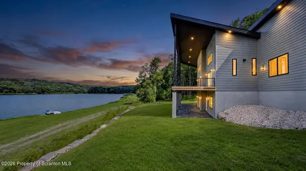 158 Nalla Lake LN, Dalton, PA 18414