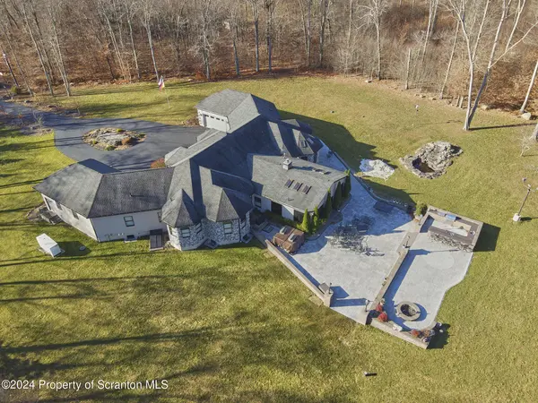 31 Holly LN, Gouldsboro, PA 18424