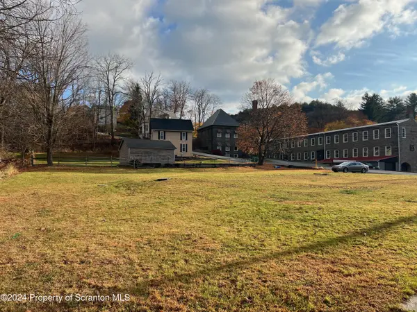 672 Texas Palmyra HWY, Hawley, PA 18428