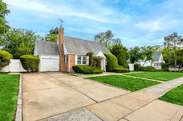 674 Henry ST, Uniondale, NY 11553
