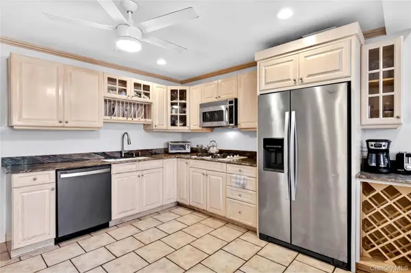 125 Hanson PL, Malverne, NY 11565