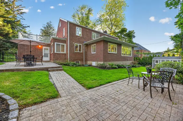 190 Sussex DR, Manhasset, NY 11030