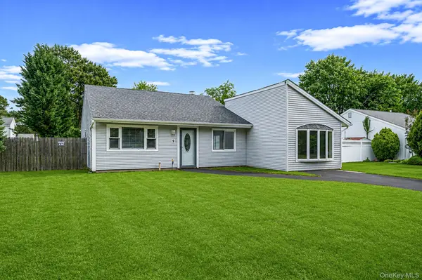 9 Carson LN, Medford, NY 11763