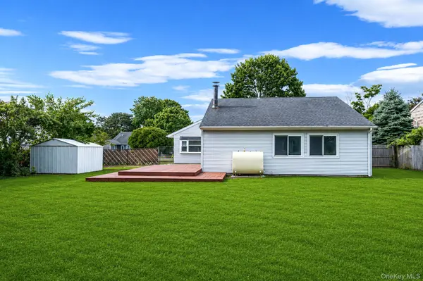 9 Carson LN, Medford, NY 11763