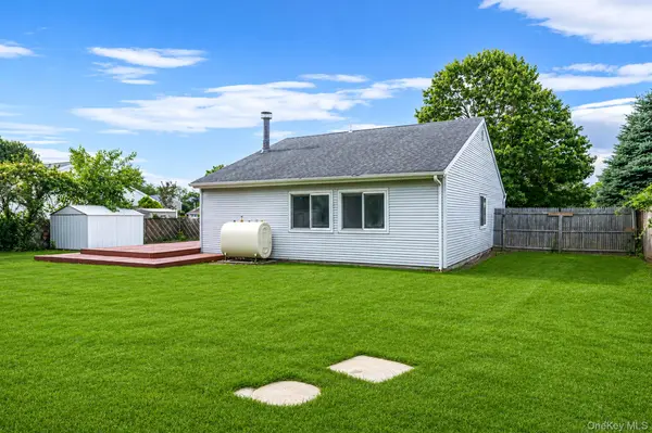 9 Carson LN, Medford, NY 11763