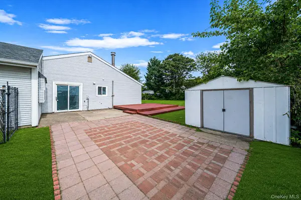 9 Carson LN, Medford, NY 11763