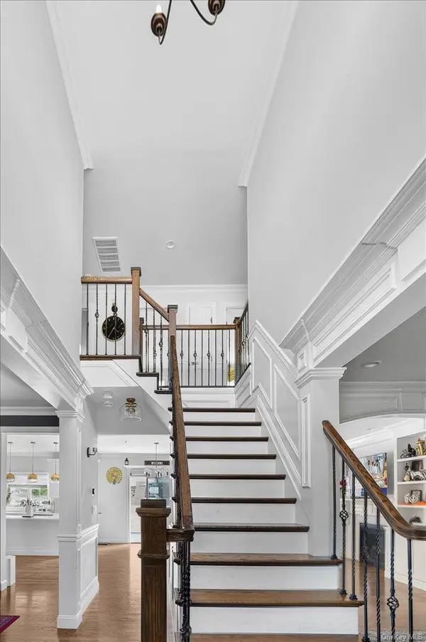 84 Choir LN, Westbury, NY 11590