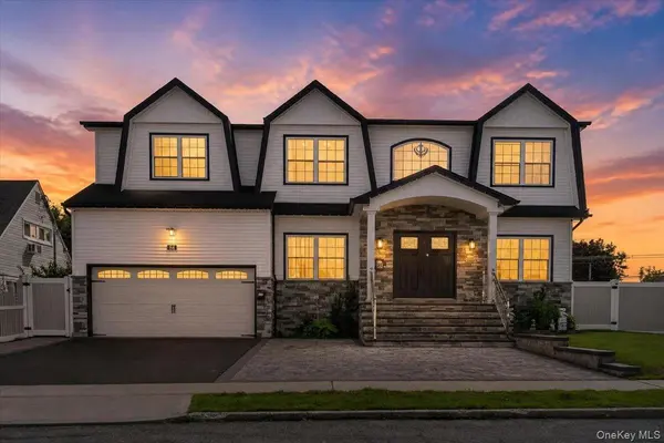 84 Choir LN, Westbury, NY 11590